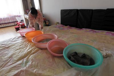 平陆楼上漏水，住户失联，小区没物管，业主维权难！律师来支招……